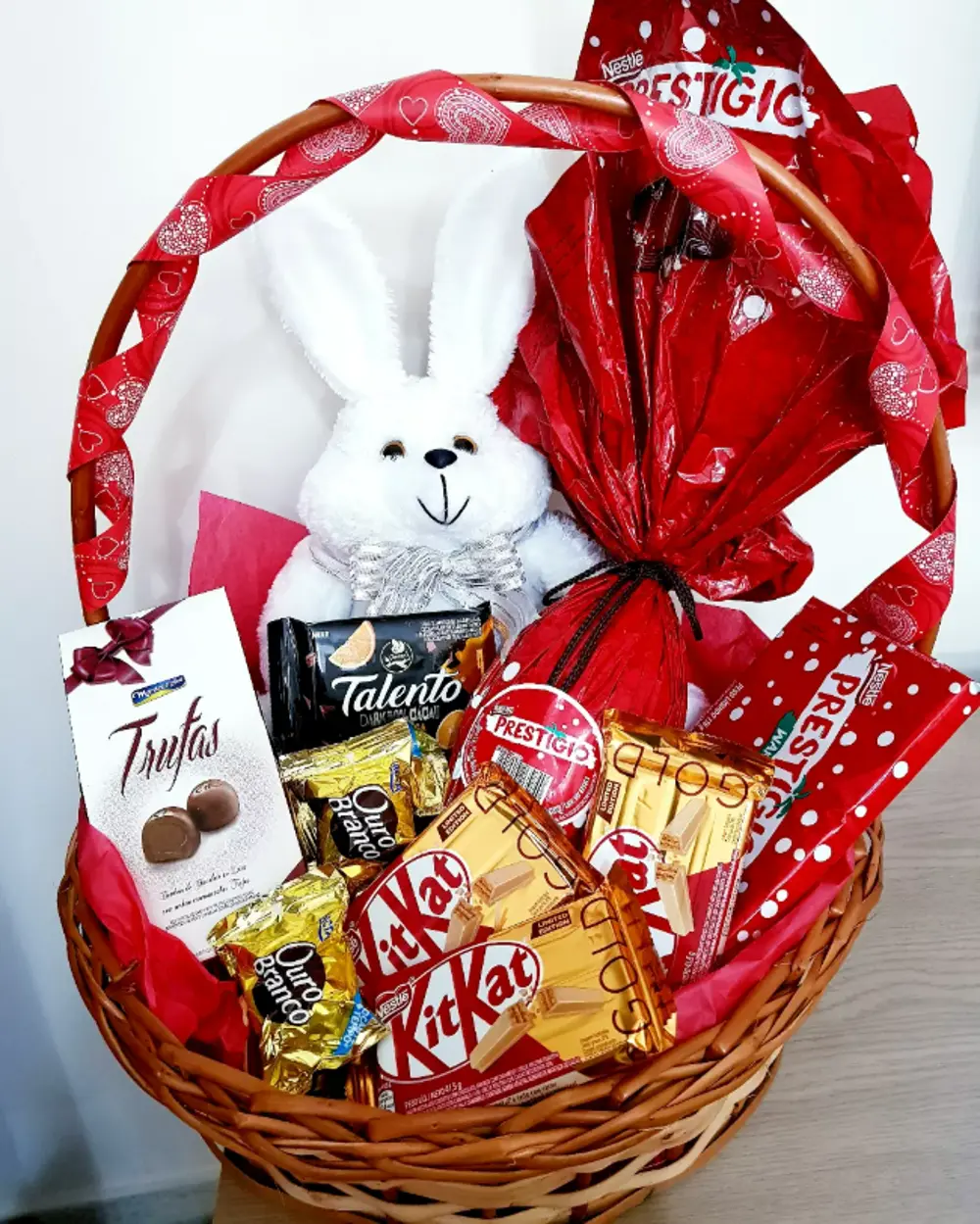 Cesta vermelha com pelúcia e chocolates