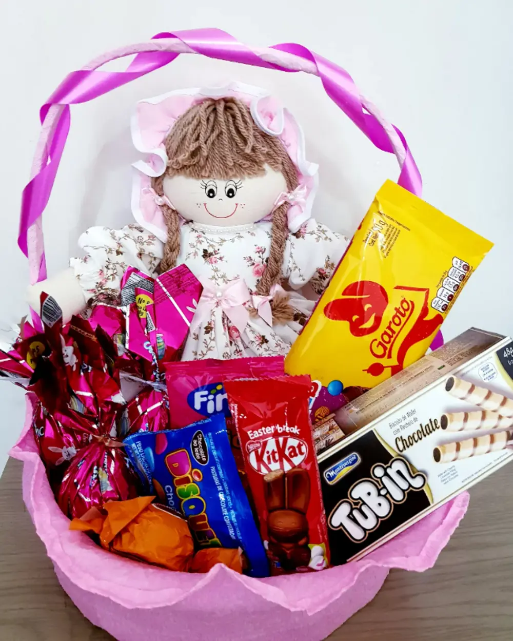 Cesta rosa com pelúcia e chocolates